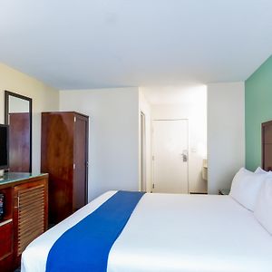 Zimmer mit Zugang für Rollstuhlfahrer mit Kingsize-Bett